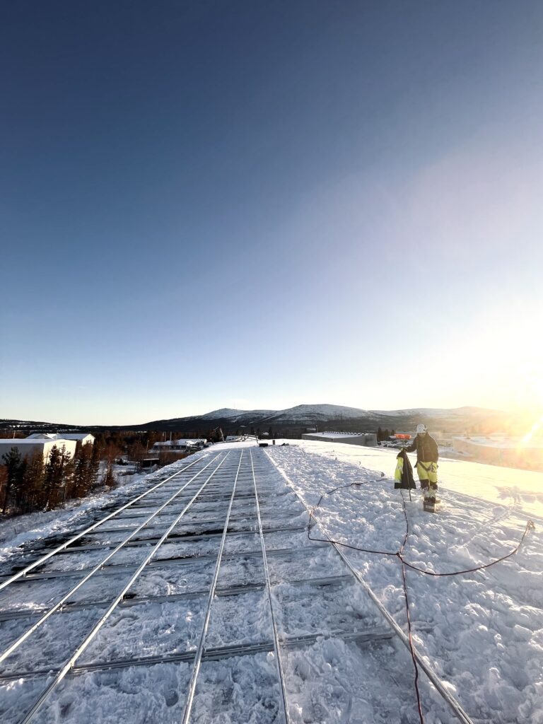 Solceller i Gällivare med snö.