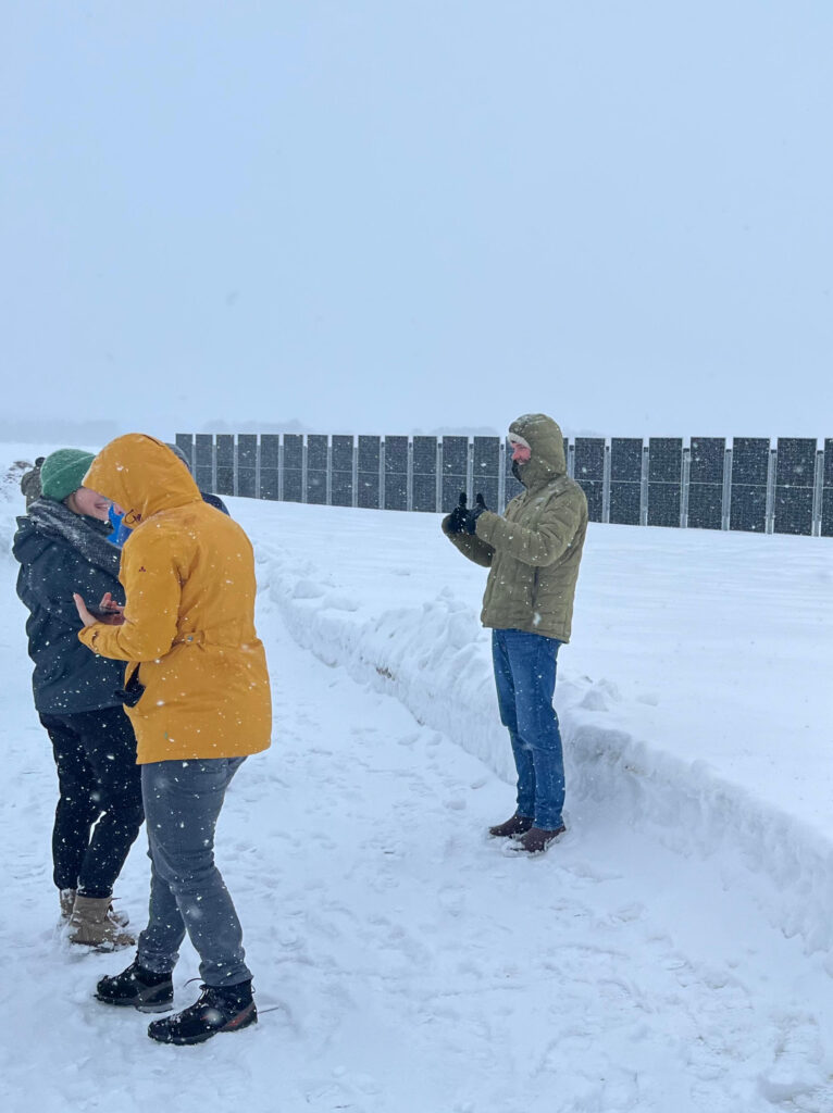 Vertikal solcellspark Luleå, Alviksgården. Solpanelerna är vertikala vilket forskningen för solceller i norrbotten intygar kan vara lönsamt.