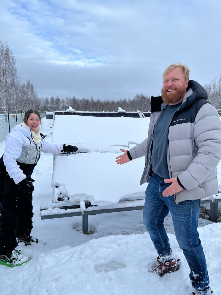 Forskaren Silvana Ovaitt och CTO Johan Paradis vid Luleå Energis Solcellspark i Luleå. Solceller i Luleå med snö. 